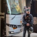 La plantilla del Valencia abandona Mestalla en autobús escoltada por la Policía Nacional