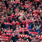 La hinchada del Athletic queda para animar al equipo tras la vuelta del entrenamiento en Old Trafford
