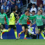 La reacción de los jugadores del Betis al golazo de Antony: manos a la cabeza, incredulidad, asombro…
