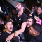 Locura a la llegada del Betis a Sevilla: Isco a hombros, cánticos, bengalas…