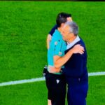 El abrazo de Caparrós con Martínez Munuera que indigna a la afición de Las Palmas