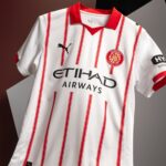 El Girona presenta la nueva camiseta para el curso 2025/26 con el blanco como predominante