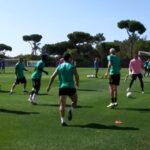 Bellerín y el Chimy, con el grupo en el primer entrenamiento en Portugal