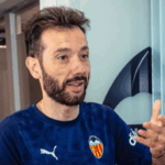 ‘Problema central’ para Corberán en el Valencia: el perfil que pide fichar… y qué puede pasar con Comert o Cenk