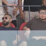 Kiat Lim se estrena en un palco como presidente del Valencia con el Príncipe de Johor para ver un partido del filial en La Nucía