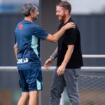 Munian se acerca a Lezama y saluda a Valverde como colega de banquillo