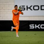 Dimitrievski no baja los brazos antes del debut de Agirrezabala con el Valencia