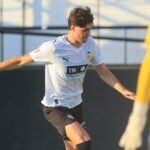 El Valencia acerca posturas para la renovación de Javi Guerra