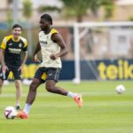 El corazón amarillo en un puño por Kambwala