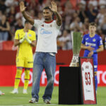 La emotiva despedida de Badé sobre el césped del Sánchez-Pizjuán