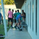 Isco, con muletas, regresa a la ciudad deportiva del Betis