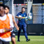 Corberán no para de darle vueltas al sistema del Valencia ante el Barcelona