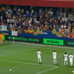 Los jugadores del Valencia aguantan la bronca tras la goleada ante el Barcelona