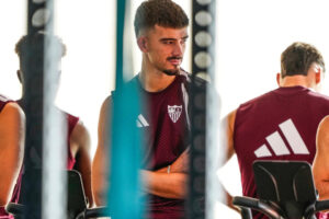 García Plaza convoca a 25 jugadores para recibir este sábado al Barcelona