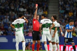 El error de Federico Redondo que dejó al Elche con uno menos en el 6′