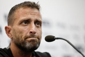 Óscar Sánchez, técnico interino del Valencia: «La trayectoria de Javier Aguirre ya dice lo que es; sería osado que hable yo de él»
