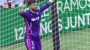 Sivera para su primer penalti en Primera: «Es un dato un poco ridículo…»
