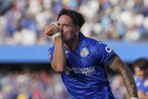 Uruguay informa de que Martín Satriano regresa a España por “un proceso inflamatorio” en su rodilla