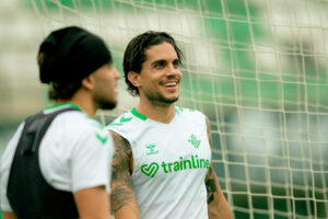 Bartra suma otra sesión con el grupo y alivia las urgencias defensivas