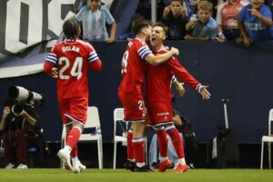 Gritos de «Bryan, muérete» en La Rosaleda y el jugador se defiende