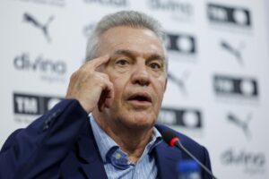 Javier Aguirre: “La gente está expectante a ver si este mexicano le da la vuelta al Valencia»
