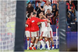 El árbitro del Levante-Sevilla denunció el lanzamiento de «multitud» de botellas al campo