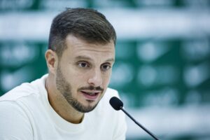 Anselmi, sobre el penalti anulado al Elche en Villarreal: “Los errores de procedimiento son completamente evitables”