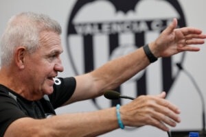 Javier Aguirre: «¿Canteranos? He hecho debutar a más de treinta futbolistas; jugué un Mundial con un chico de diecisiete años…»