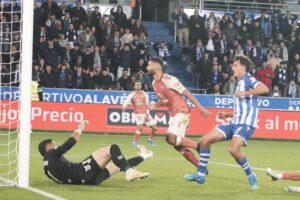 Mañas se estrena en Primera y evita la debacle